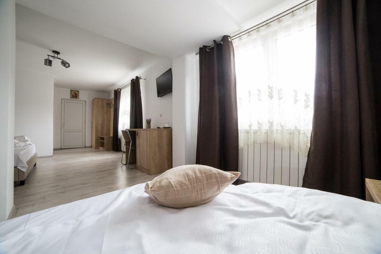 Casa Burduhos Hotell Câmpulung Moldovenesc Exteriör bild
