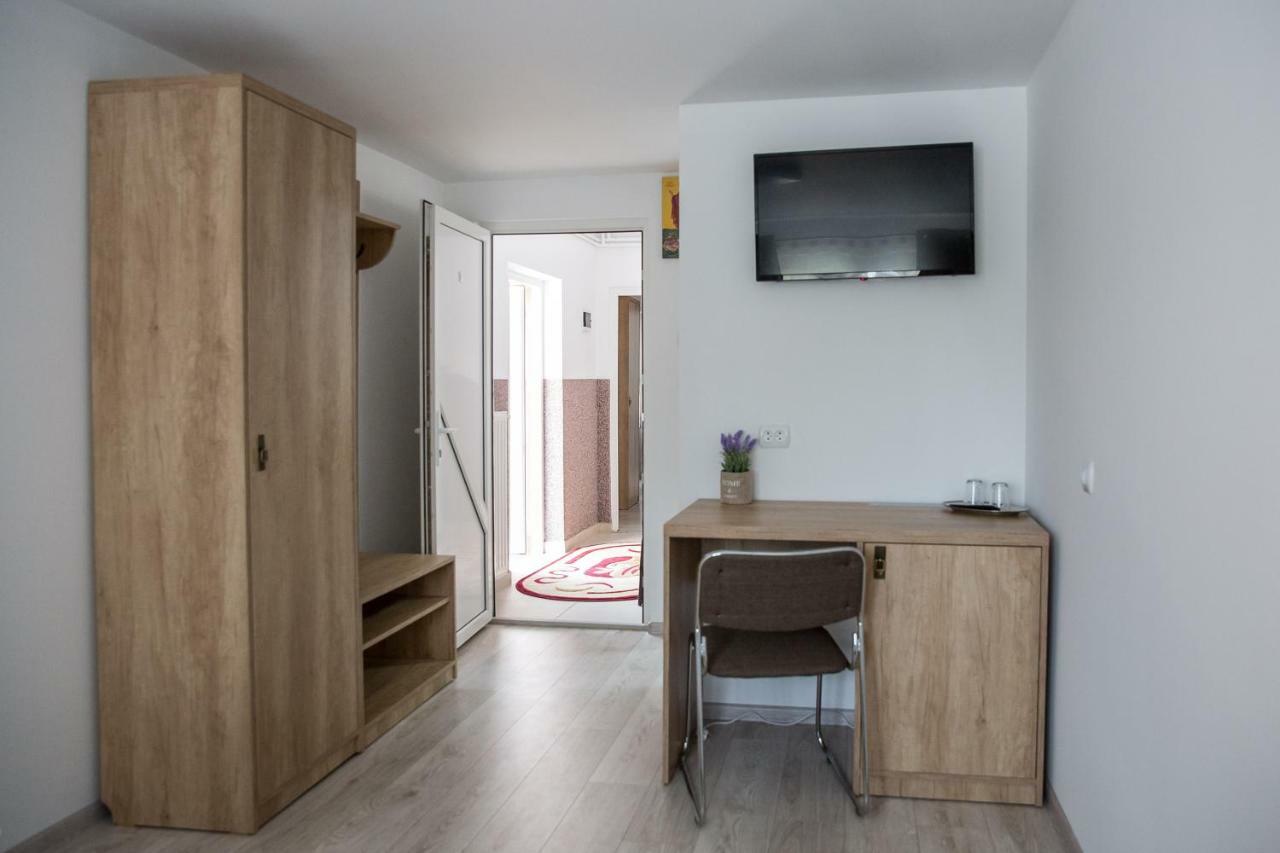 Casa Burduhos Hotell Câmpulung Moldovenesc Exteriör bild