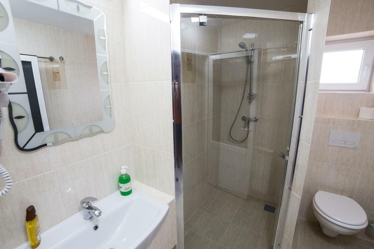 Casa Burduhos Hotell Câmpulung Moldovenesc Exteriör bild