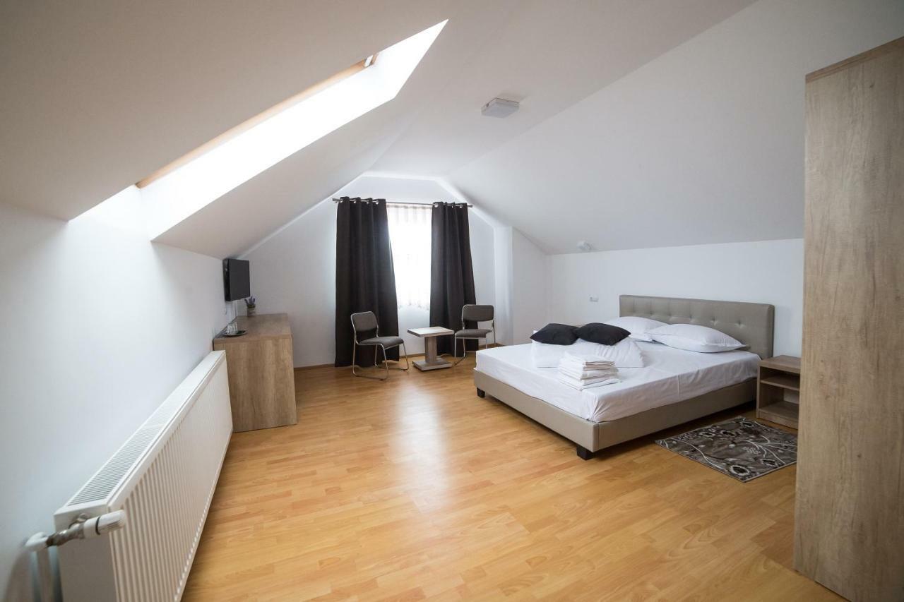 Casa Burduhos Hotell Câmpulung Moldovenesc Exteriör bild