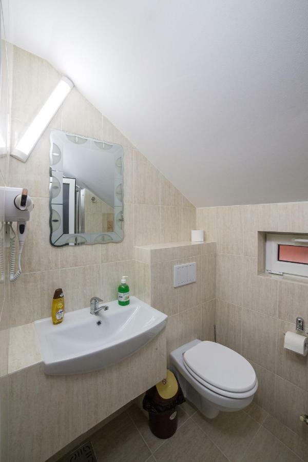 Casa Burduhos Hotell Câmpulung Moldovenesc Exteriör bild