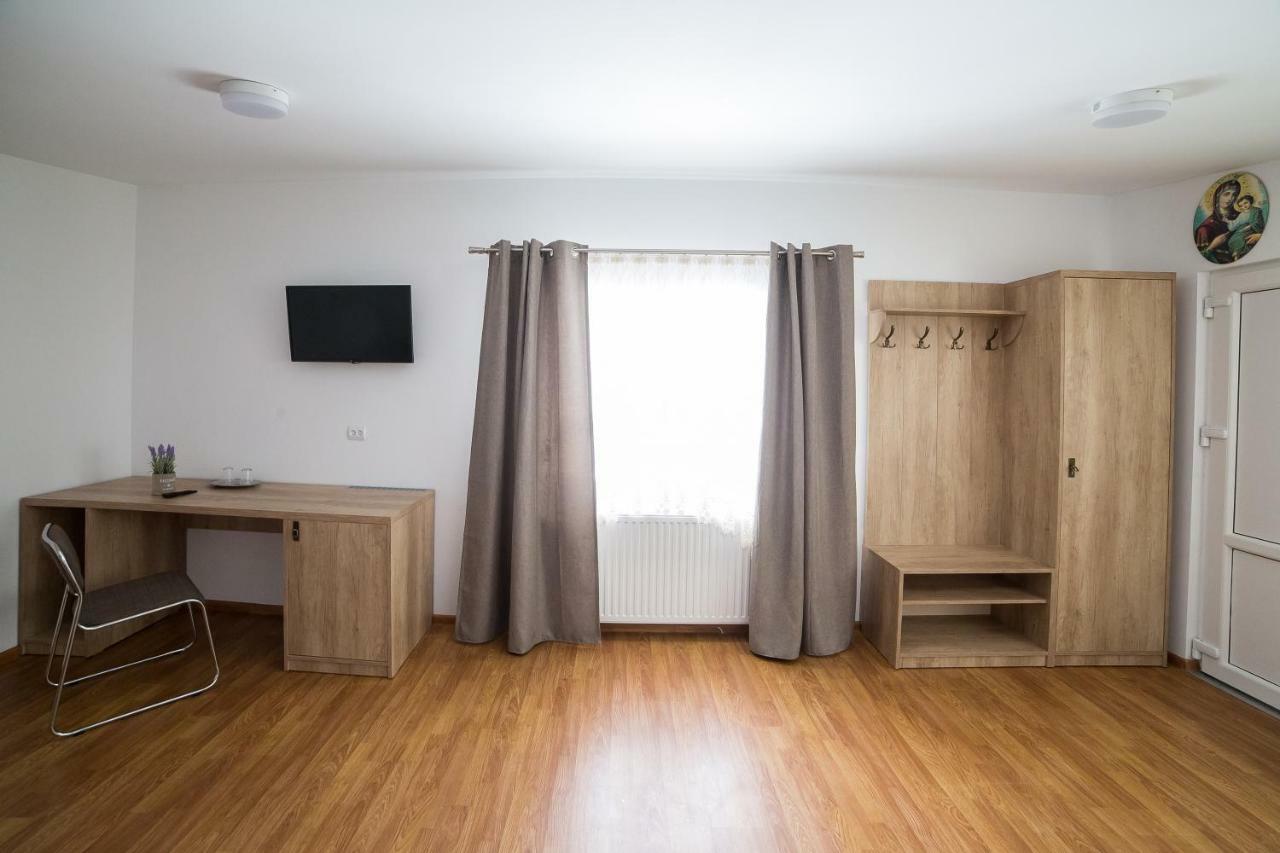 Casa Burduhos Hotell Câmpulung Moldovenesc Exteriör bild