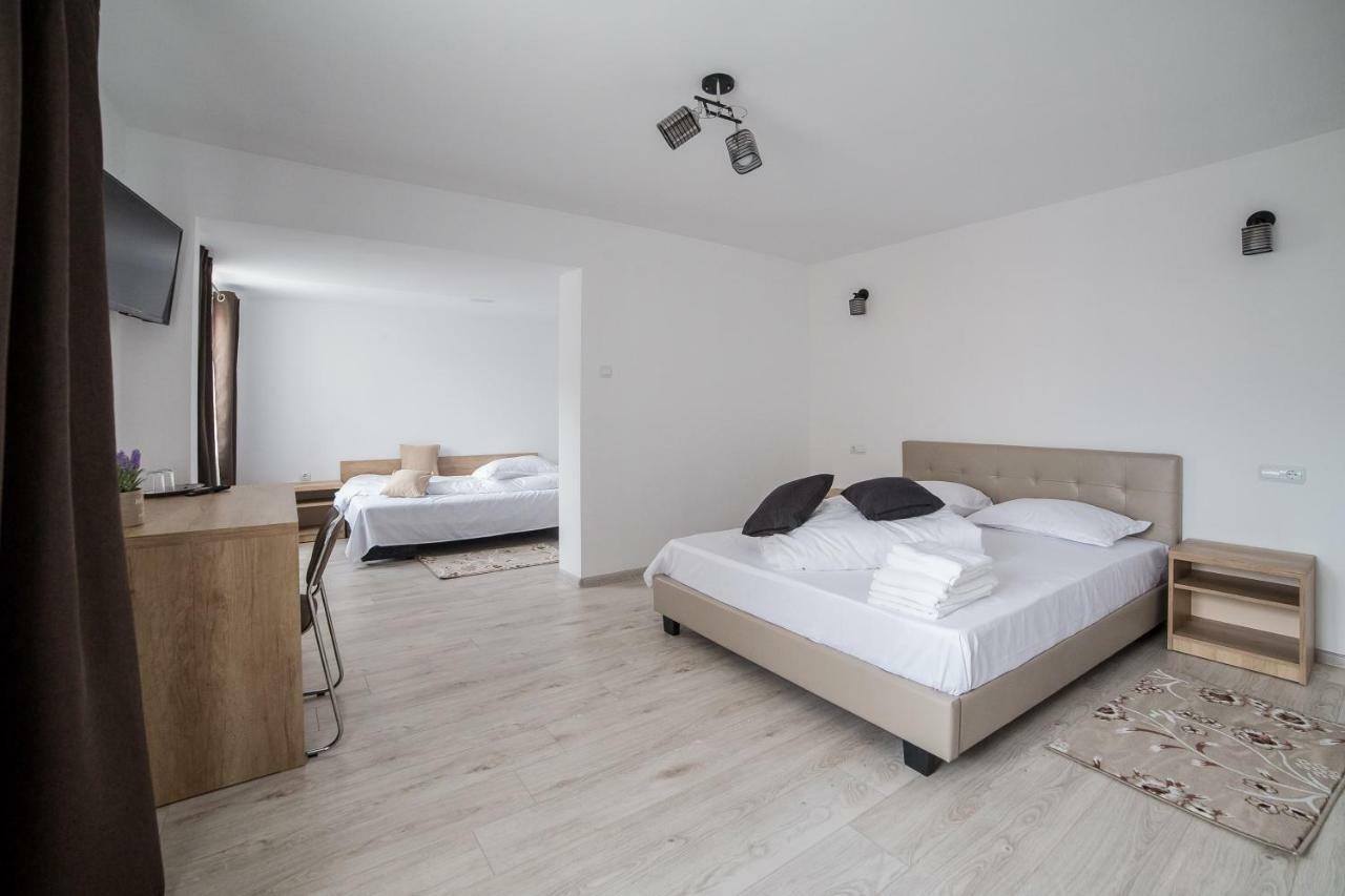 Casa Burduhos Hotell Câmpulung Moldovenesc Exteriör bild